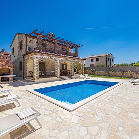 Villa Brioni With Pool By Rentistra Cabrunici Exterior foto
