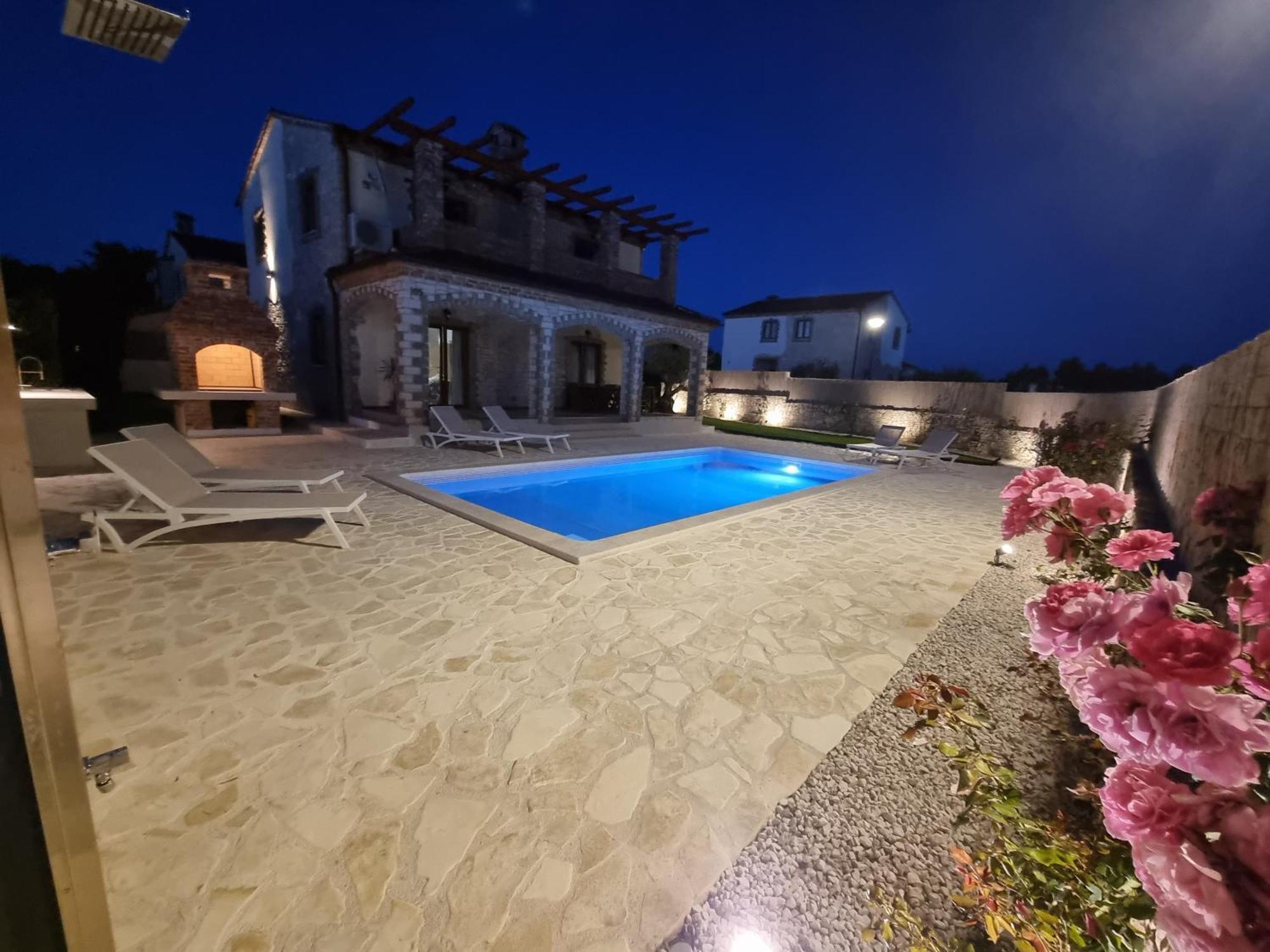 Villa Brioni With Pool By Rentistra Cabrunici Exterior foto
