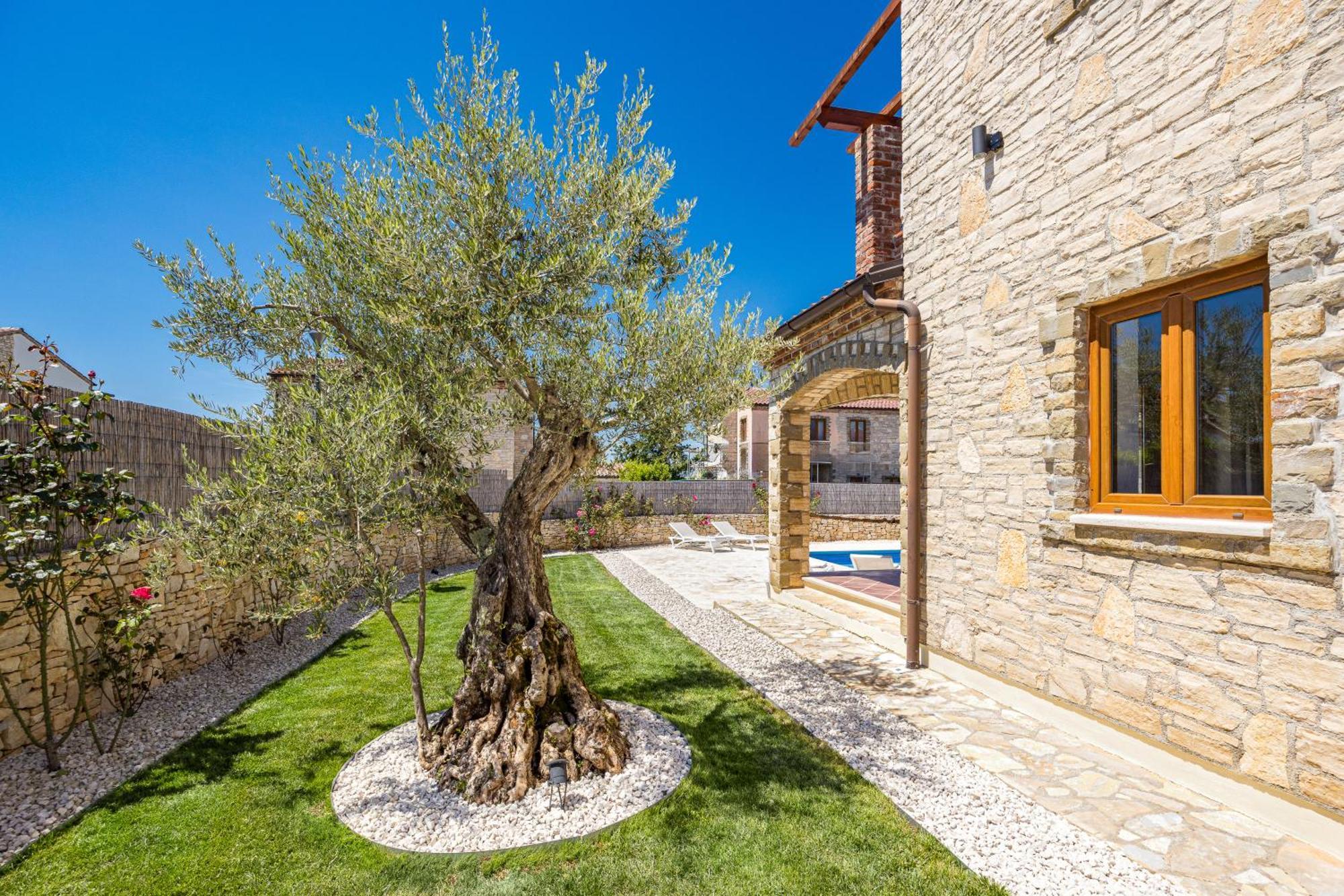 Villa Brioni With Pool By Rentistra Cabrunici Exterior foto